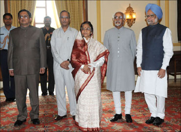 (L to R) New CVC P J Thomas, Ramsingh Devisingh Shekhawat, President Pratibha Patil, Vice President Hamid Ansari and Prime Minister Manmohan Singh.