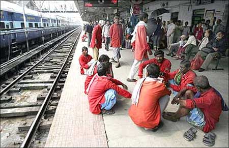 Railways to hire 200,000 in 6 months