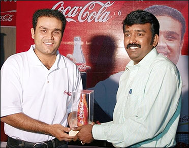 Prem Ganapathy receives a memento from star cricketer Virender Sehwag during the Mumbai Festival.