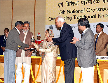 Rai Singh receives the innovation award from President Pratibha Patil.