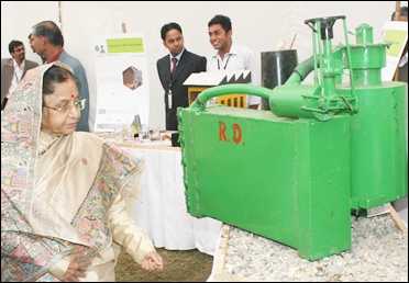 President Pratibha Patil looks at the bio-mass gasifier.