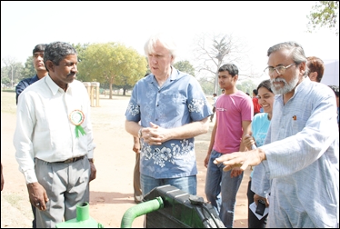 Prof. Anil Gupta shows the gasifier to Hollywood director James Cameron. Rai Singh (L) looks on.
