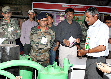 Engineers from the Army check the gasifier at the innovation exhibition at Rashtrapati Bhavan.