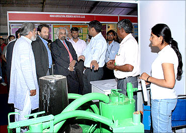 (L to R) Anil Gupta, Sam Pitroda, Shekhar Kapur take a  look at the gasifier.