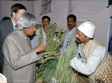 Former President Abdul Kalam talks to Prakash Singh, a farmer.