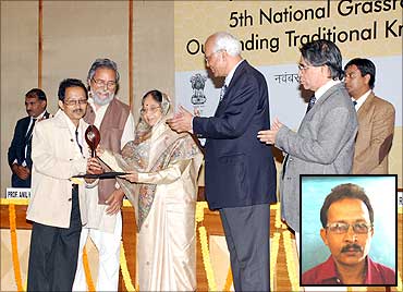 Uddhab Bharali receives the innovation award from President Pratibha Patil.