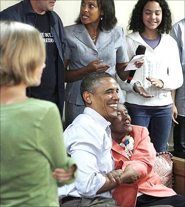 US President Barack Obama meets with Virginian homeowners.