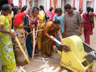 Rural women in Tamil Nadu are trained to extract banana fibre.