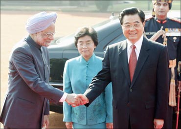 Prime Minsiter Singh greets Chinese President Hu JIntao.