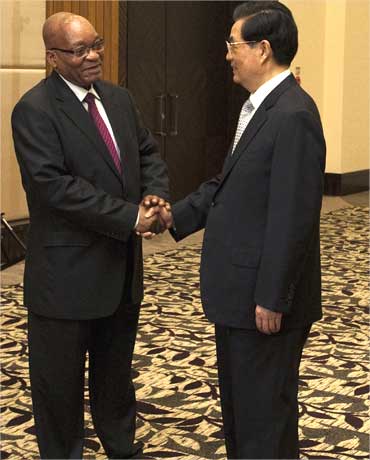 South Africa's President Jacob Zuma (L) is greeted by his Chinese counterpart Hu Jintao in Sanya, Hainan province.