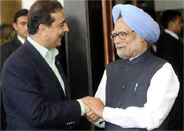 Pakistan Prime Minister Yousuf Raza Gilani and Indian Prime Minister Manmohan Singh.