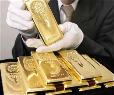 Gold hits new high at Rs 22,470, silver up by Rs 3,400
