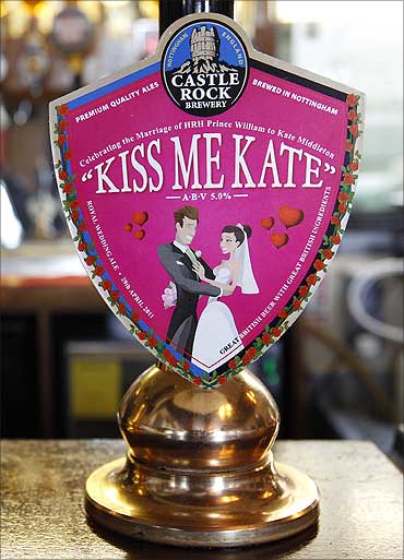 A pump clip showing the Kiss me Kate ale.