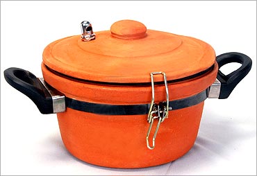 Presure cooker made of clay.