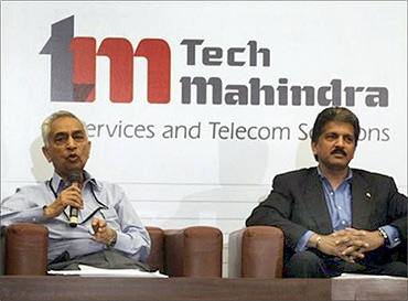 Vineet Nayyar (L) CEO, Anand Mahindra, chairman, Tech Mahindra.