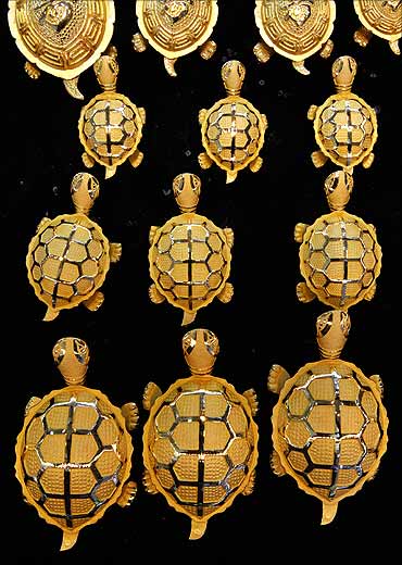 Gold turtles on display at a jewellery shop.