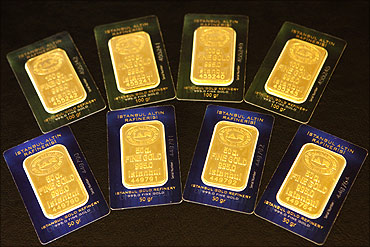 Bars of 50 and 100 gram (front) fine gold.