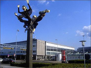 Terminal 2 behind The Four Winds sculpture by Henrik Starcke (1964).