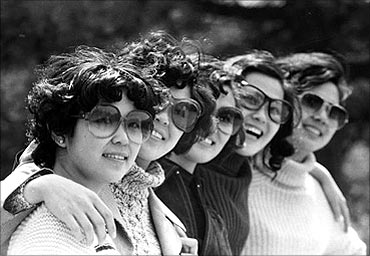 Women wearing sunglasses pose for a group photo at a park in Beijing in 1980.