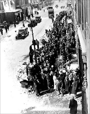 1931: Poor people queuing for free coal in New York.