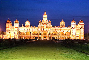 Mysore palace at night.