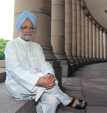 He presented a note on economic reforms to Manmohan Singh.