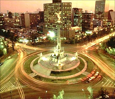 A view of Mexico City's roundabout.