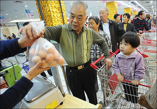 Customers queue to buy eggs at the supermarket in Hefei.