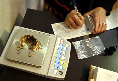 A merchant, who buys and sells gold, writes a cheque to a customer selling his gold jewels in Nice.