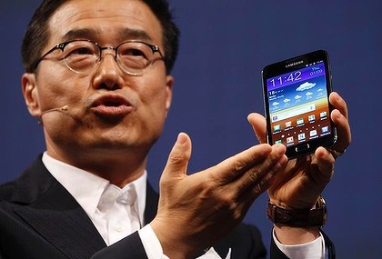 Samsung executive vice president of global sales and marketing DJ Lee presents the Galaxy Note at a press conference