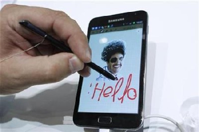 A man demonstrates the notebook function of the Samsung Galaxy Note