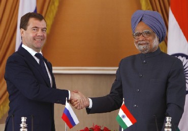 Russia's President Dmitry Medvedev (L) shakes hands with Indian Prime Minister Manmohan Singh
