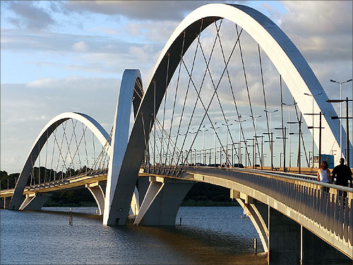 Juscelino Kubitschek Bridge.