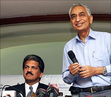Anand Mahindra, chairman, Mahindra Group and Vineet Nayyar (right), chairman, Mahindra Satyam.