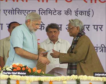 Jaiprakash Gaur (R) with Gujarat Chief Minister Narendra Modi.