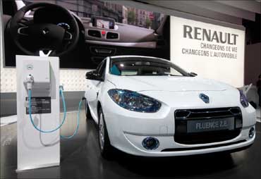 A Renault Fluence Z.E. electric car is displayed.