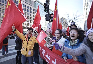 Chinese students wave national flags to greet Chinese President Hu Jintao in US.