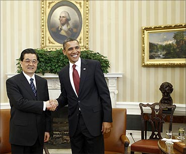 China's President Hu Jintao and President Barack Obama shake hands in the Oval Office.