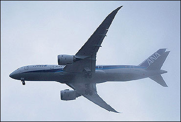 Angled planform view of the second 787 Dreamliner during flight testing.