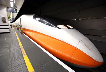 A Taiwan High Speed 700T train prepares to leave Taipei.
