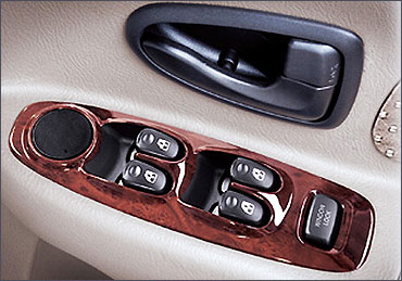 Hyundai Accent Executive driver's side inside door control.