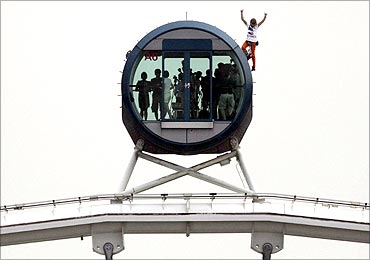 Alain Robert scales to the top of the 165-metre high S'pore Flyer observation wheel.