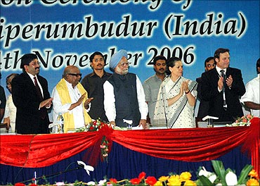 Maran with Karunanidhi, Manmohan Singh, Sonia Gandhi.