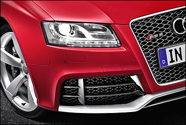Front headlight of Audi RS 5.