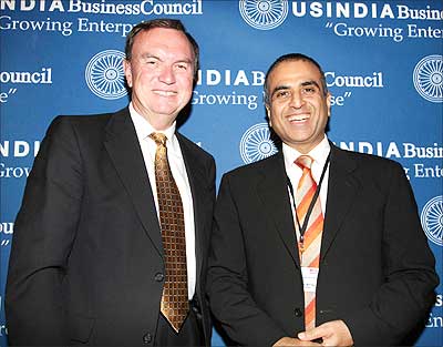 Wal-Mart chief executive Mike Duke with Bharti Group chairman Sunil Mittal.