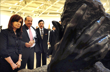 Argentina's President Cristina Fernandez (L) and Carlos Slim (C) at Soumaya museum.