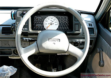 The dashboard of Maruti 800.