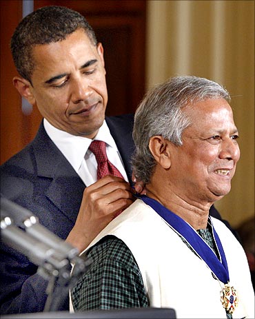US President Barack Obama presents the Medal of Freedom to Muhammad Yunus.