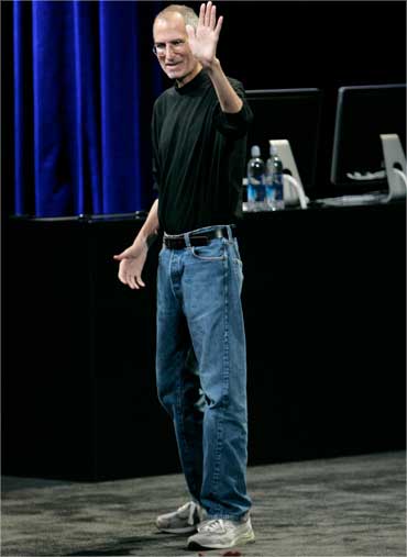Jobs waves at the end of a special event in San Francisco on Sep 9, 2009.