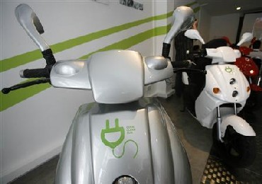 Automakers bet big on electric, hybrid vehicles